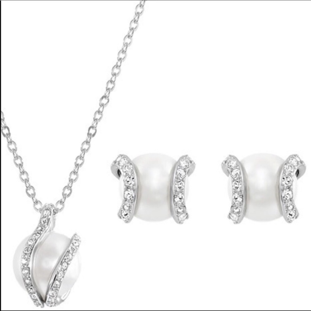 Swarovski pearl necklace and earrings set 💎💗💎